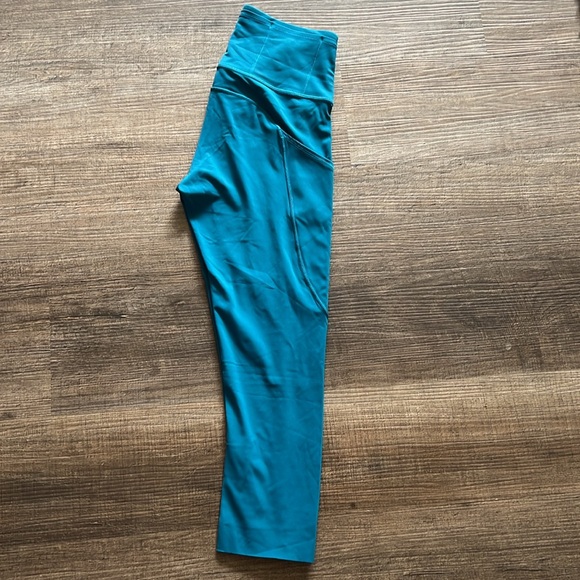 Lululemon Run Fast and Free 17” Crops - Size 4 - Picture 2 of 6